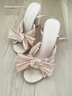 Champagne nude satin super comfy heels  size 7